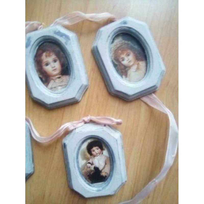 Retro fotolijstjes van Antieke poppen.