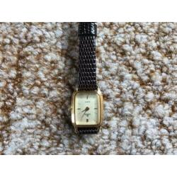 Lorus dames horloge quartz.bandje is versleten aan de binne