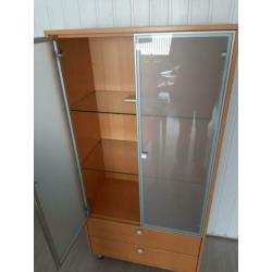 Vitrinekast met glazen deurtjes en 2 glazen etages