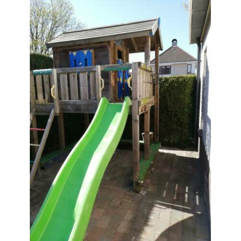 Groot speelhuis van jungle gym! Met glijbaan.