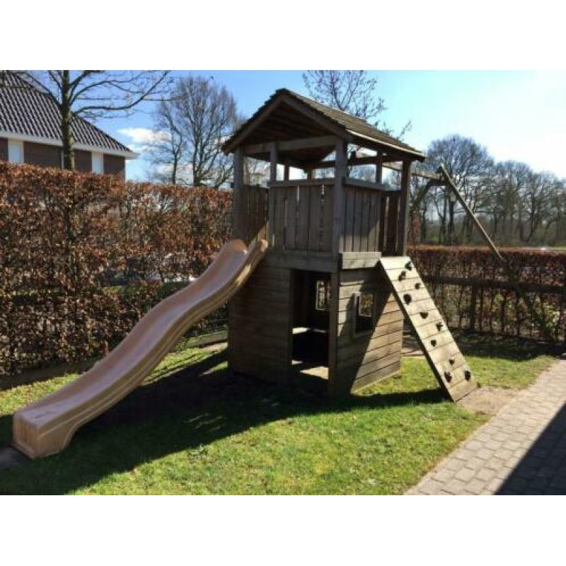 Speelhuis met glijbaan, klimwand en mand(nest)schommel.