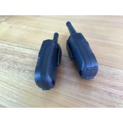 2 walkie talkies