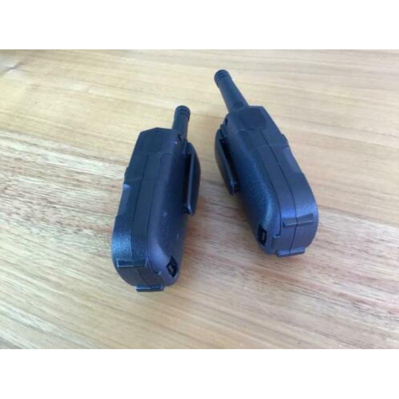 2 walkie talkies