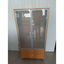 Vitrinekast met glazen deurtjes en 2 glazen etages