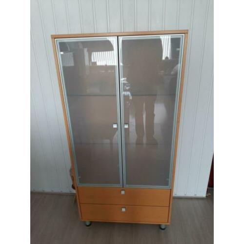 Vitrinekast met glazen deurtjes en 2 glazen etages
