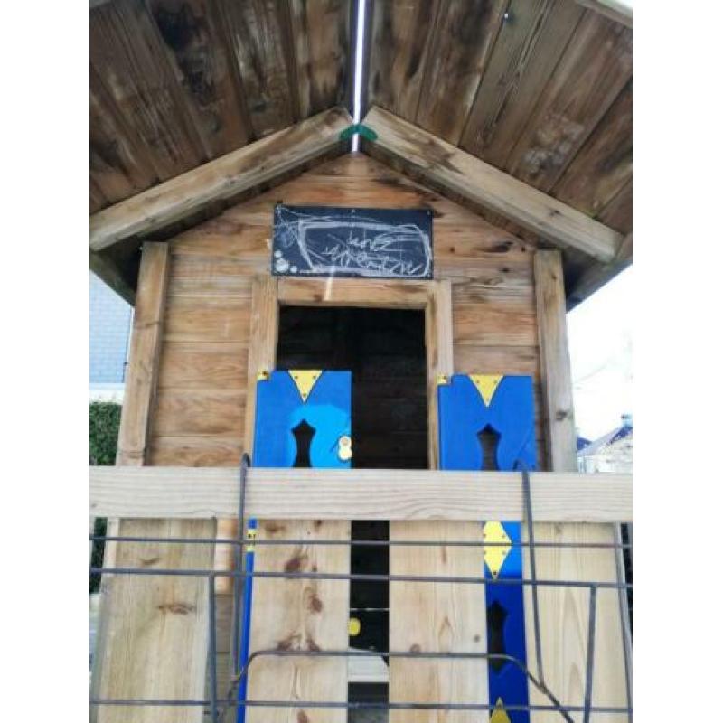 Groot speelhuis van jungle gym! Met glijbaan.