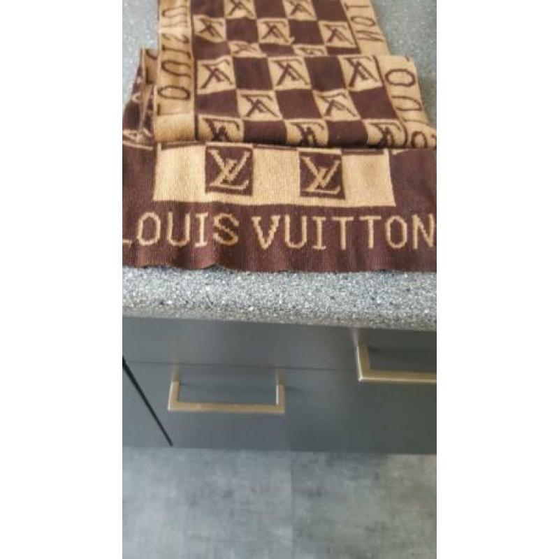 Louis vouitton sjaal ,doos en bag aanwezig