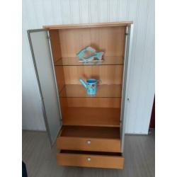 Vitrinekast met glazen deurtjes en 2 glazen etages