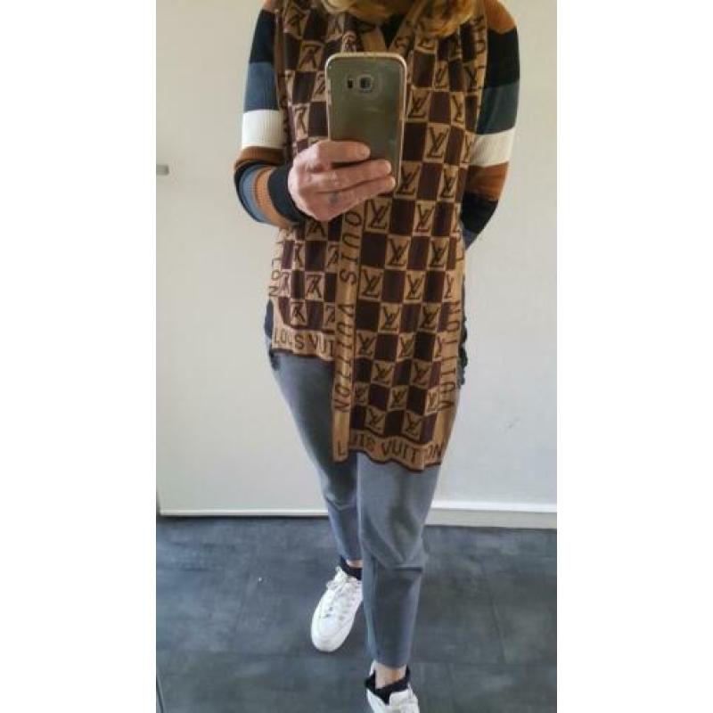 Louis vouitton sjaal ,doos en bag aanwezig