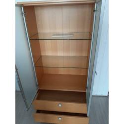 Vitrinekast met glazen deurtjes en 2 glazen etages