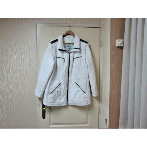 Bonita witte jas-bodywarmer 4 buiten en 1 binnenzak Mt 46-48