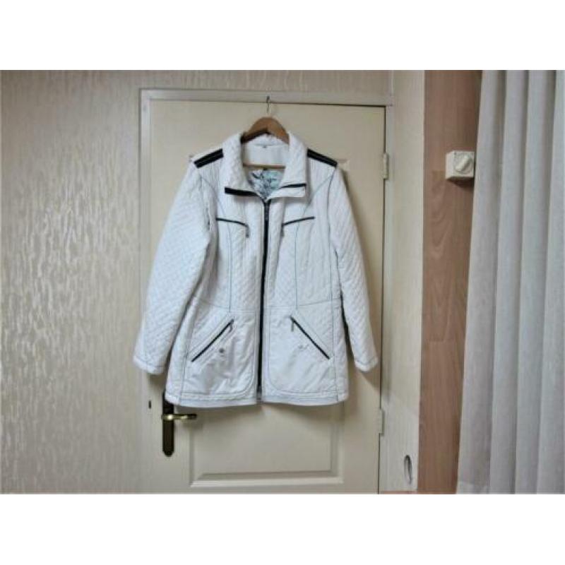 Bonita witte jas-bodywarmer 4 buiten en 1 binnenzak Mt 46-48