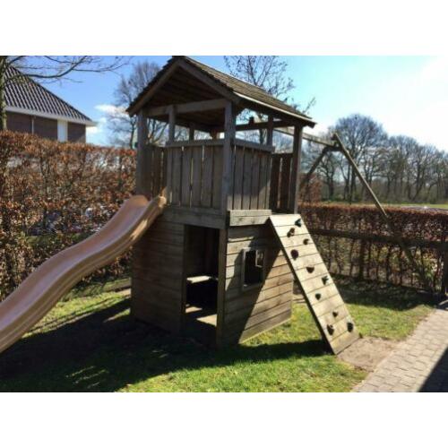 Speelhuis met glijbaan, klimwand en mand(nest)schommel.