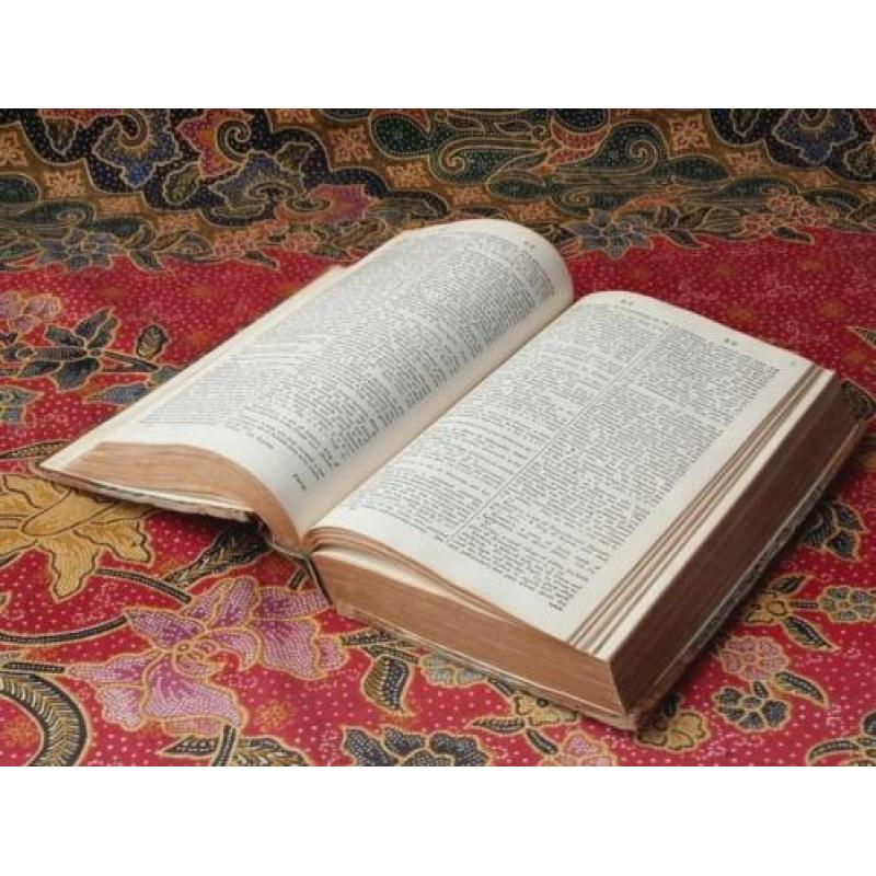Mooi antiek boek uit Engeland Classical dictionary uit 1818.