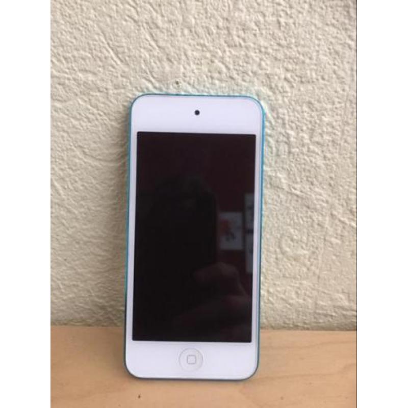 Ipod Touch met 4 hoesjes (5e generatie)