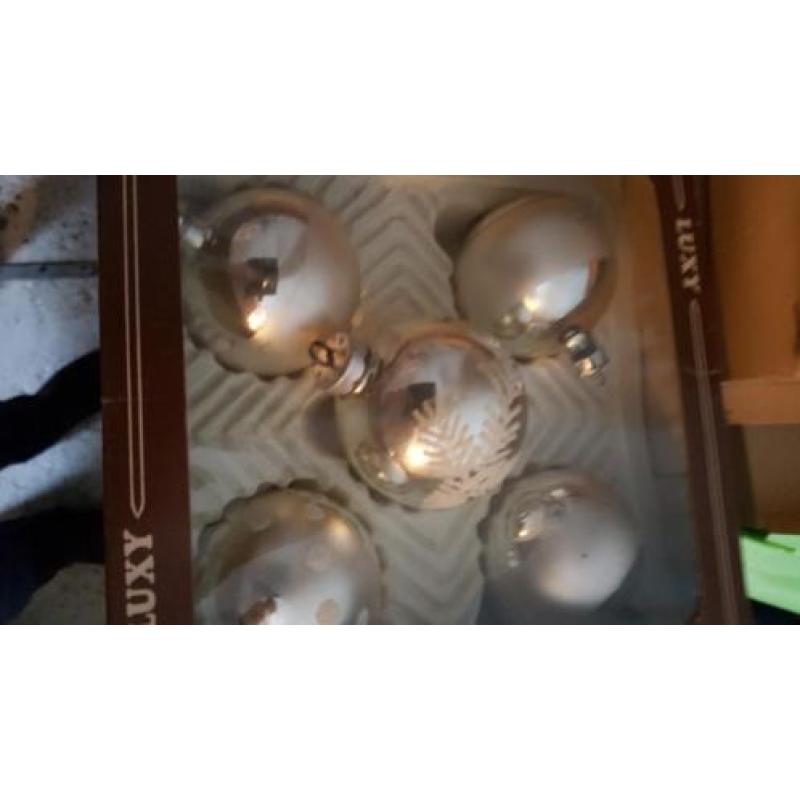 Verschillende doosjes zilverkleurige kerstballen.
