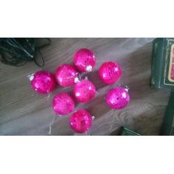 Zilver en roze kerstballen, piek, slingers, lampjes en meer.