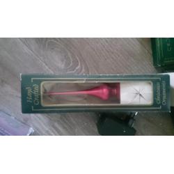 Zilver en roze kerstballen, piek, slingers, lampjes en meer.