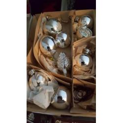 Verschillende doosjes zilverkleurige kerstballen.
