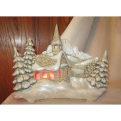Kerstbeeld kerk denneboom sneeuw voor sfeerlicht, keramiek