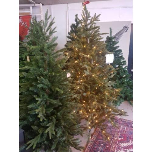 Nieuwe kunstkerstbomen voor weggeef prijzen