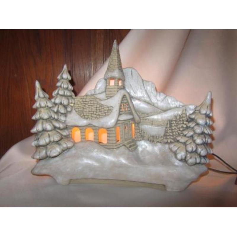 Kerstbeeld kerk denneboom sneeuw voor sfeerlicht, keramiek