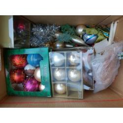 Grote kunstkerstboom met verlichting en doos kerstdecoratie