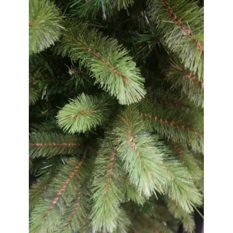 Nieuwe kunstkerstbomen voor weggeef prijzen