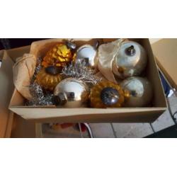 Verschillende doosjes zilverkleurige kerstballen.