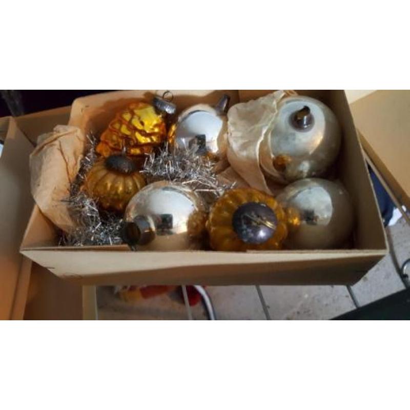 Verschillende doosjes zilverkleurige kerstballen.