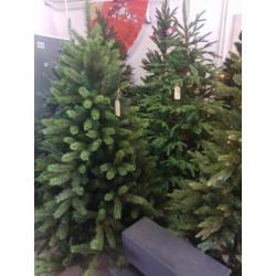 Nieuwe kunstkerstbomen voor weggeef prijzen