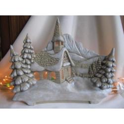 Kerstbeeld kerk denneboom sneeuw voor sfeerlicht, keramiek