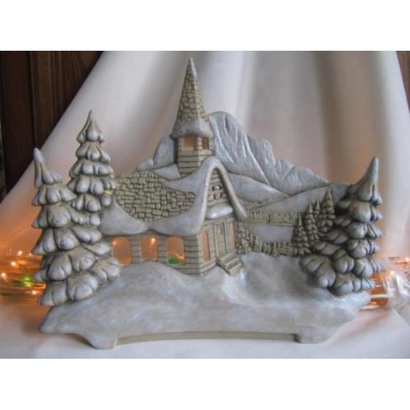 Kerstbeeld kerk denneboom sneeuw voor sfeerlicht, keramiek