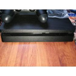 PlayStation 4 1TB, 2 controllers, 2 games en extra's