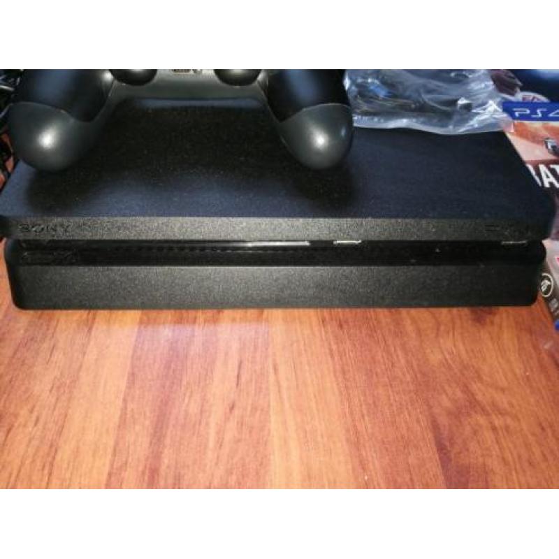 PlayStation 4 1TB, 2 controllers, 2 games en extra's